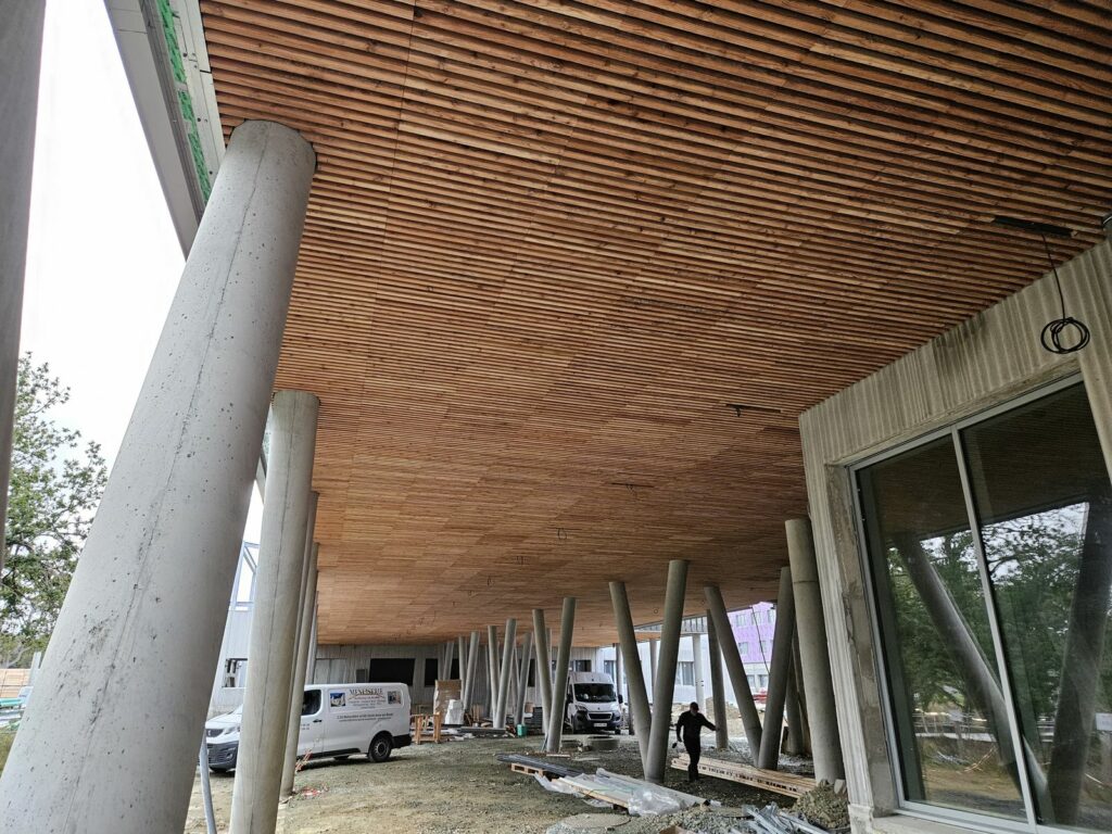 Plafond en tasseaux à claire-voie, lycée de Pontchâteau