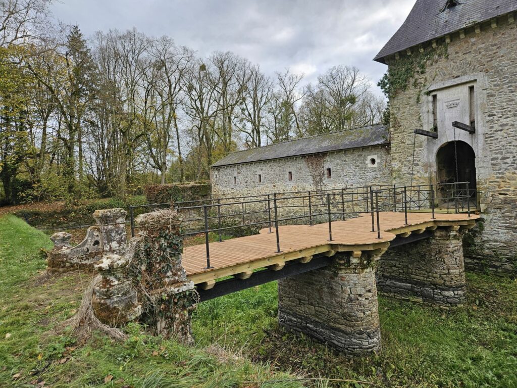 Passerelle et pont-levis du château de Coislin à Campbon