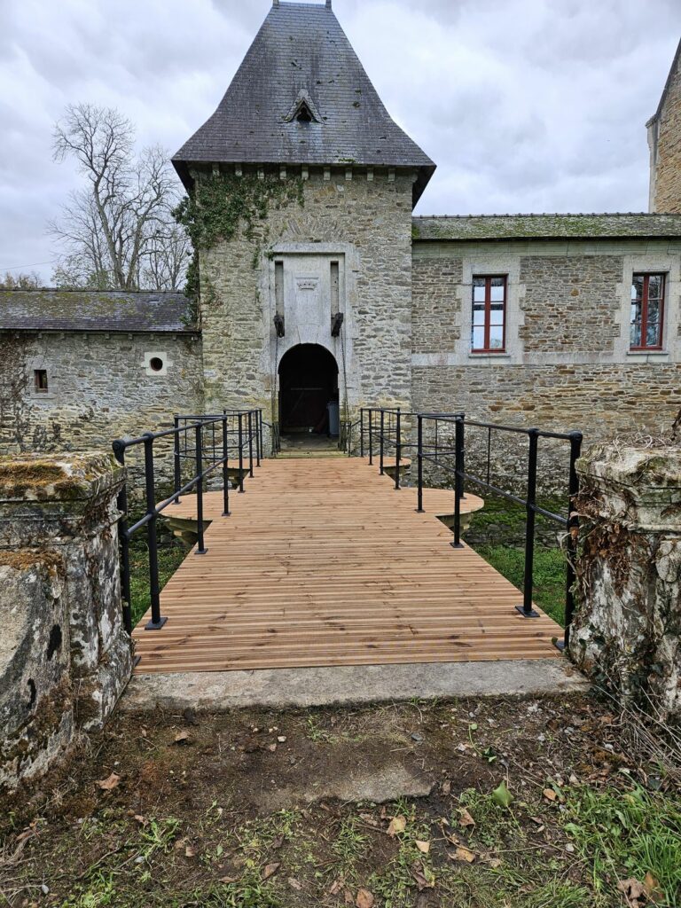 Passerelle et pont-levis du château de Coislin à Campbon