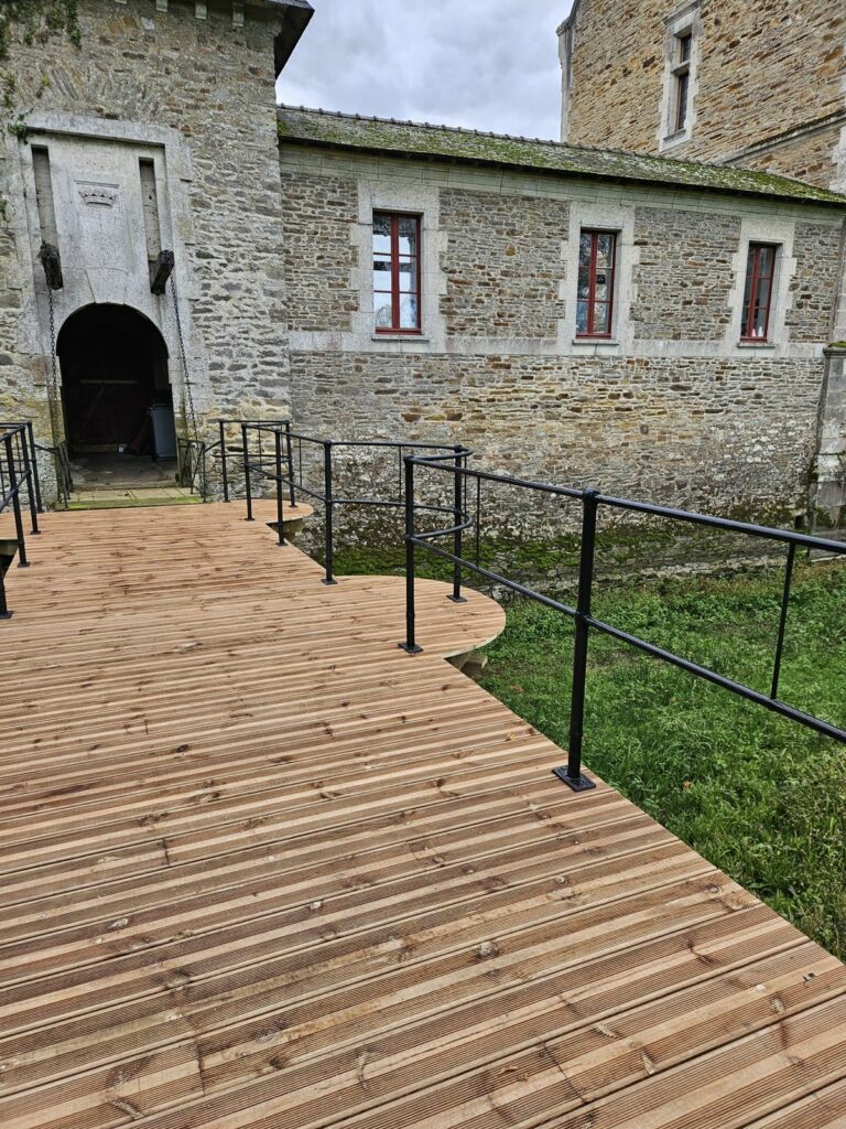 Passerelle et pont-levis du château de Coislin à Campbon